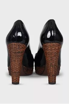 Leather shoes with straw inserts