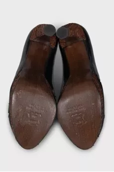 Leather shoes with straw inserts