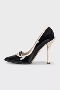 Patent leather shoes with decoration