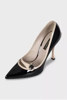 Patent leather shoes with decoration