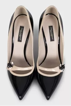 Patent leather shoes with decoration