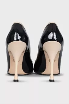 Patent leather shoes with decoration