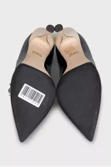 Patent leather shoes with decoration