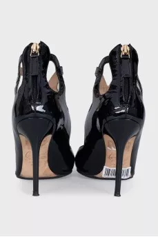 Patent leather sandals with a zipper