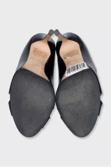 Patent leather sandals with a zipper