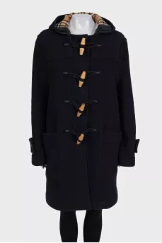 Straight coat with voluminous buttons