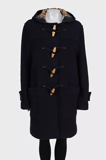 Straight coat with voluminous buttons