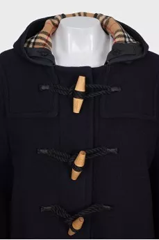 Straight coat with voluminous buttons