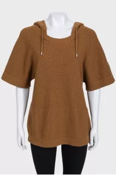 Wool jumper with a hood and short sleeves