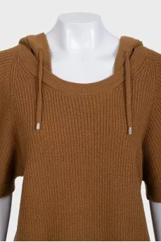 Wool jumper with a hood and short sleeves