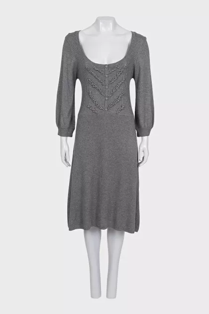 Fitted gray dress with decoration