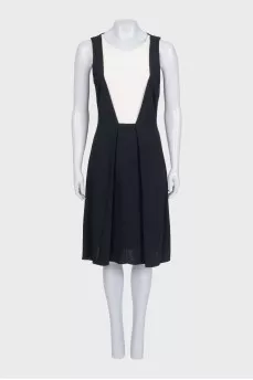 Fitted dress with a white insert