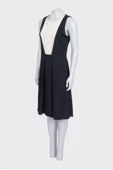 Fitted dress with a white insert