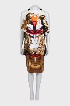 A suit consisting of a fitted skirt and a printed top