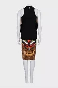 A suit consisting of a fitted skirt and a printed top