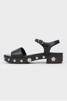 Low speed sandals with metal flowers