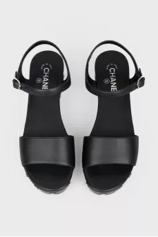 Low speed sandals with metal flowers