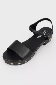 Low speed sandals with metal flowers