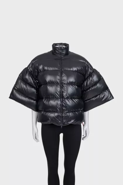 Straight down jacket with voluminous sleeves