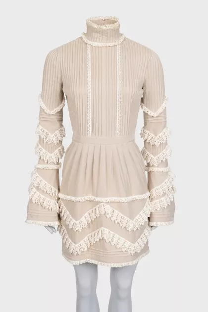 Приталенное платье с расклешенными рукавами