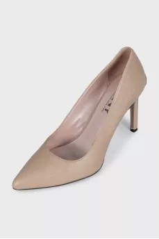 Leather pumps with gold logo