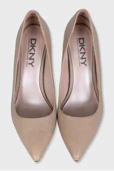 Leather pumps with gold logo