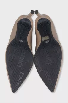 Leather pumps with gold logo