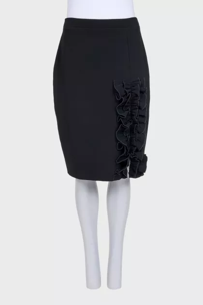 Straight skirt decorated with frills