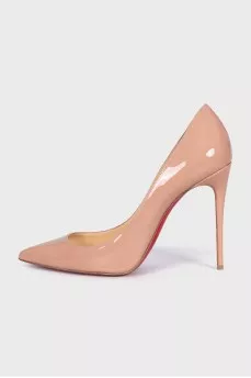 Beige patent leather shoes