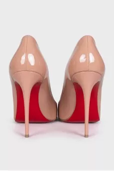 Beige patent leather shoes