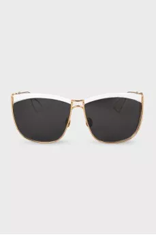 Sunglasses with tinted lenses