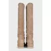 Светло-коричневые сапоги из замши