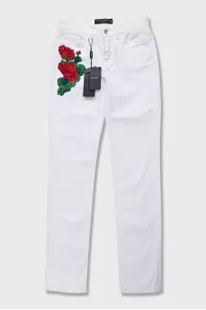 Low-waist jeans decorated with embroidery