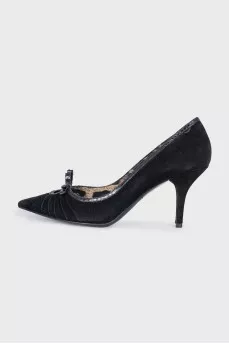 Black pumps decorated with a bow