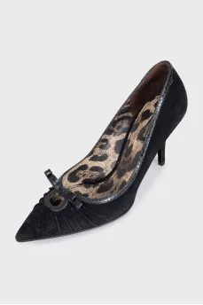 Black pumps decorated with a bow