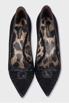 Black pumps decorated with a bow