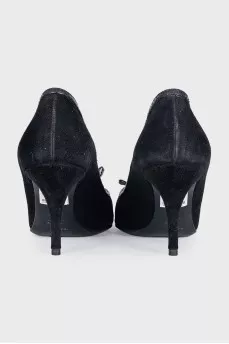 Black pumps decorated with a bow