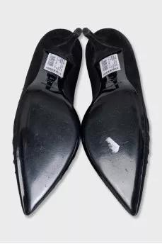 Black pumps decorated with a bow