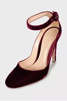 Shoes with heels made of fabric