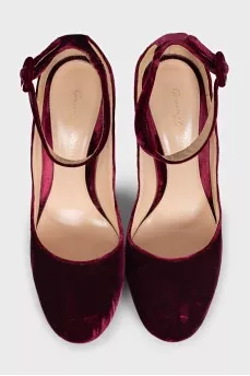 Shoes with heels made of fabric
