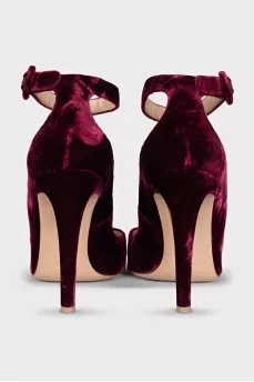 Shoes with heels made of fabric