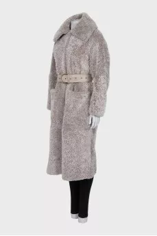 Fitted fur coat with a belt