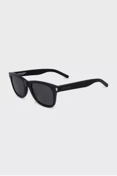 Sunglasses with a solid color frame