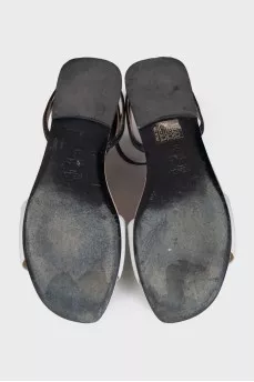Білі сандалі зі стразами та шипами