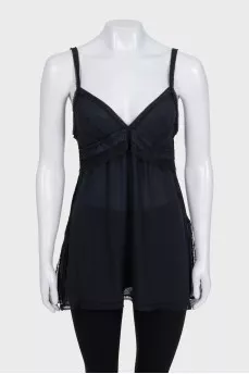 Loose-fitting top decorated with lace