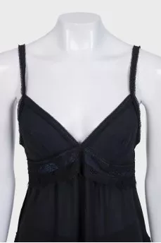 Loose-fitting top decorated with lace