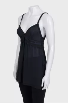 Loose-fitting top decorated with lace