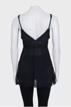 Loose-fitting top decorated with lace