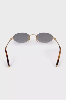 Oval sunglasses with gold hardware