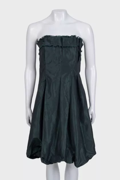 Fitted dress with a full skirt